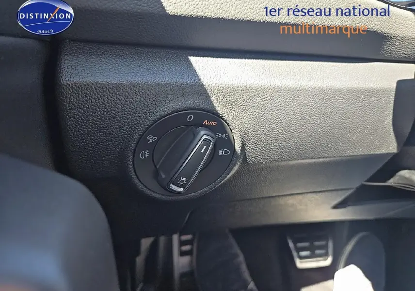 Gros plan sur la molette de réglage des phares dans l'habitacle noir du Volkswagen T-Roc 2025 finition R-Line.
