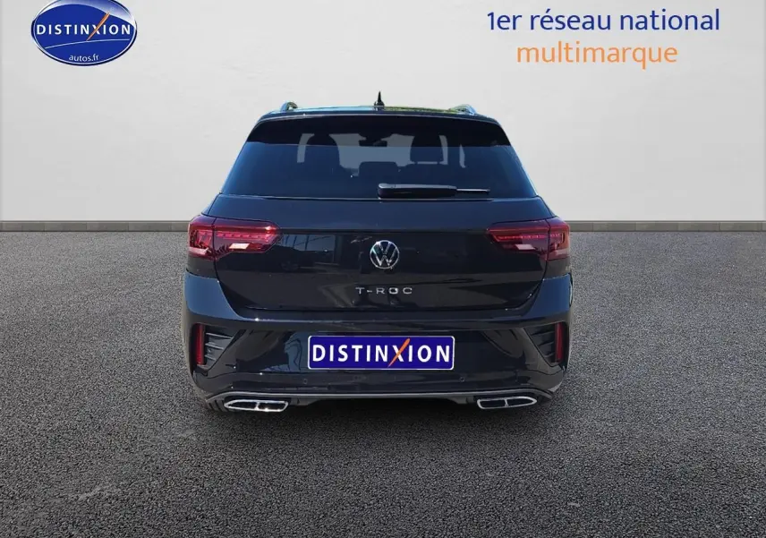 Vue arrière d'un Volkswagen T-Roc noir perle avec feux LED et double sortie d'échappement chromée.