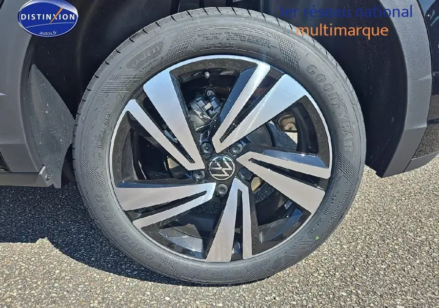 Gros plan sur la jante alliage 18 pouces Nevada noir et argent du côté avant droit du Volkswagen T-Roc noir perle.