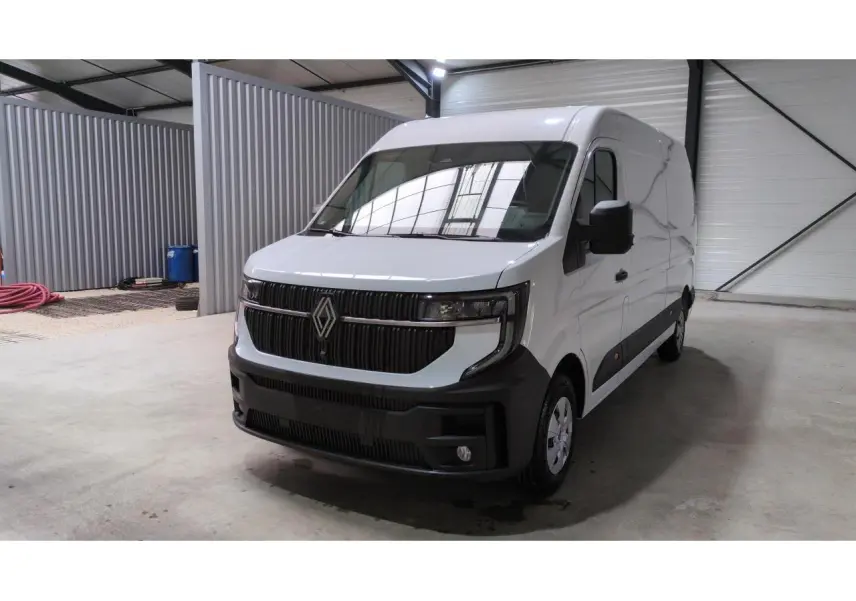 Renault Master blanc vu en 3/4 avant droit dans un garage, avec calandre noire et pare-chocs contrasté.
