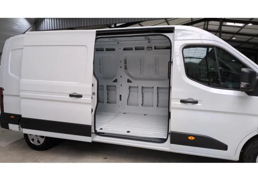 Vue latérale droite d'un Renault Master blanc 2025 avec porte coulissante ouverte dévoilant l'espace de chargement vide.