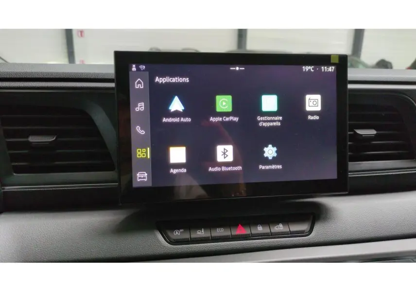 Écran tactile central du tableau de bord du Renault Master 2025 affichant les applications Android Auto et Apple CarPlay.