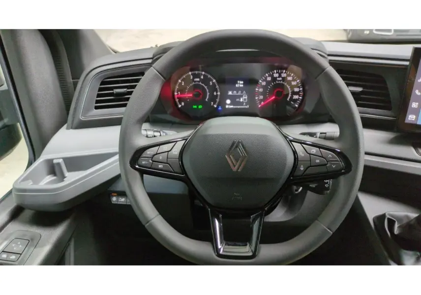 Volant noir de Renault Master 2025 avec commandes intégrées et tableau de bord digital visible en plan rapproché.