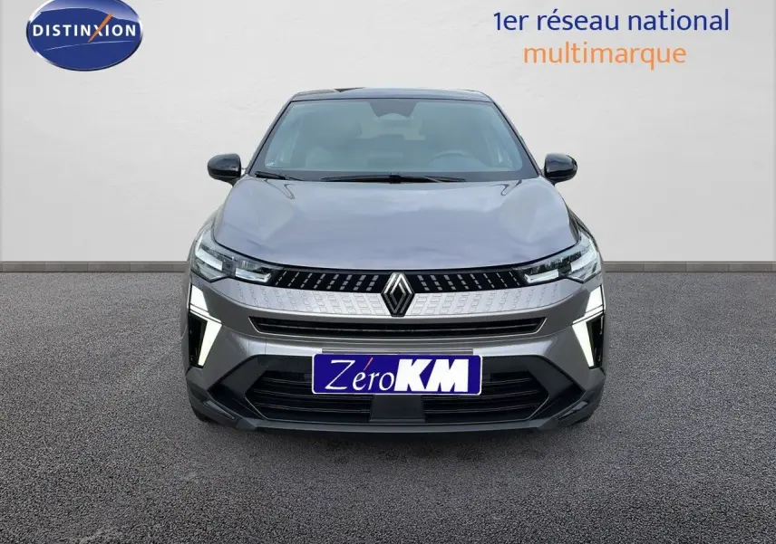 Vue frontale d'un Renault Captur E-Tech hybride gris cassiopée avec toit noir et feux LED allumés.