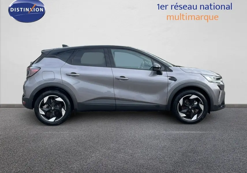 Profil côté gauche du Renault Captur E-Tech hybride gris Cassiopée avec toit noir et jantes noires et argentées.