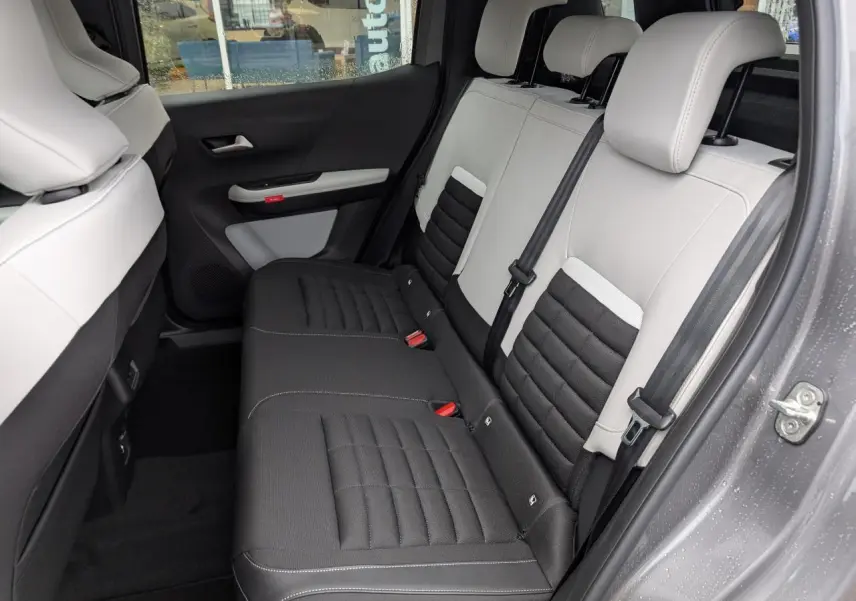 Vue côté droit de la banquette arrière bicolore noire et gris clair du Citroën C3 Aircross 2025 gris métallisé.