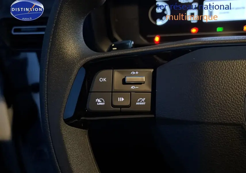 Gros plan sur les commandes à gauche du volant du Citroën Berlingo Fourgon blanc, avec boutons multifonctions visibles.