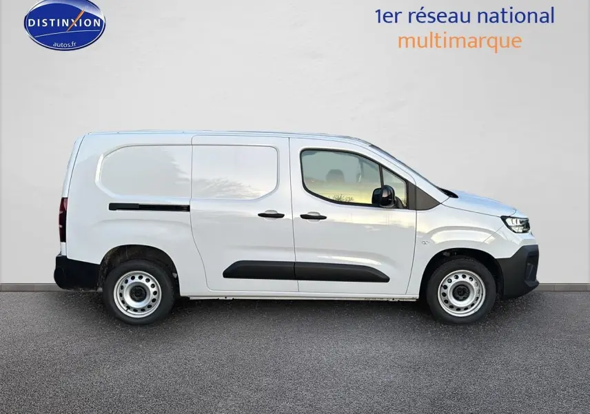 Profil droit du Citroën Berlingo Fourgon XL blanc avec porte latérale coulissante et jantes acier.