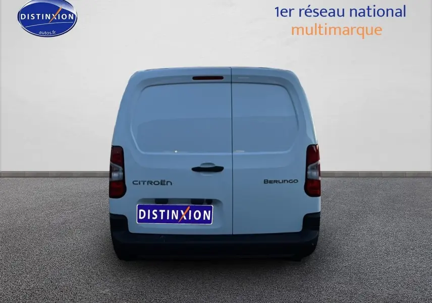 Vue arrière du Citroën Berlingo Fourgon blanc 2025 avec portes battantes et logo visible sur fond neutre.