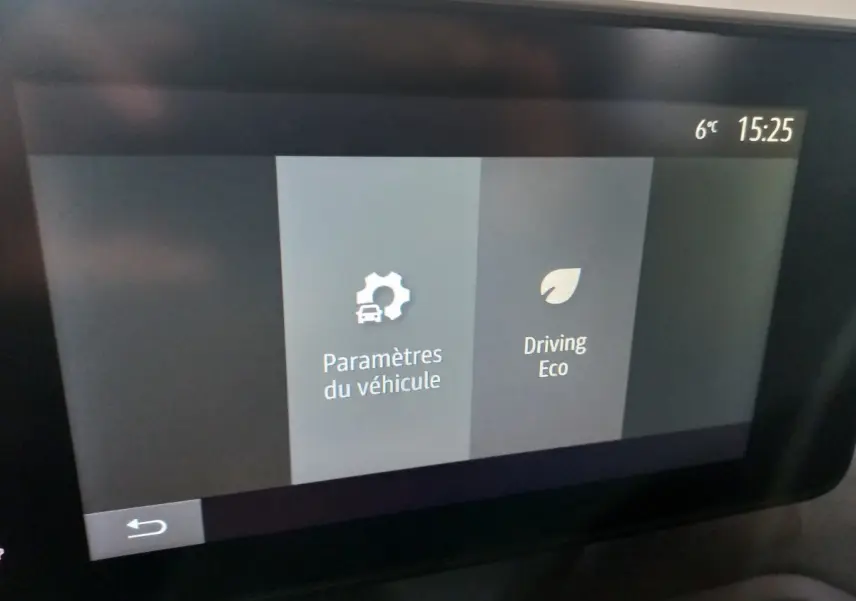 Écran tactile central du tableau de bord de la Dacia Sandero Extreme+ TCe 110 affichant les paramètres du véhicule et mode Driving Eco.