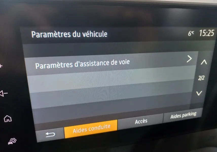 Écran tactile central affichant les paramètres d'assistance de voie dans une Dacia Sandero Extreme+ TCe 110 verte.