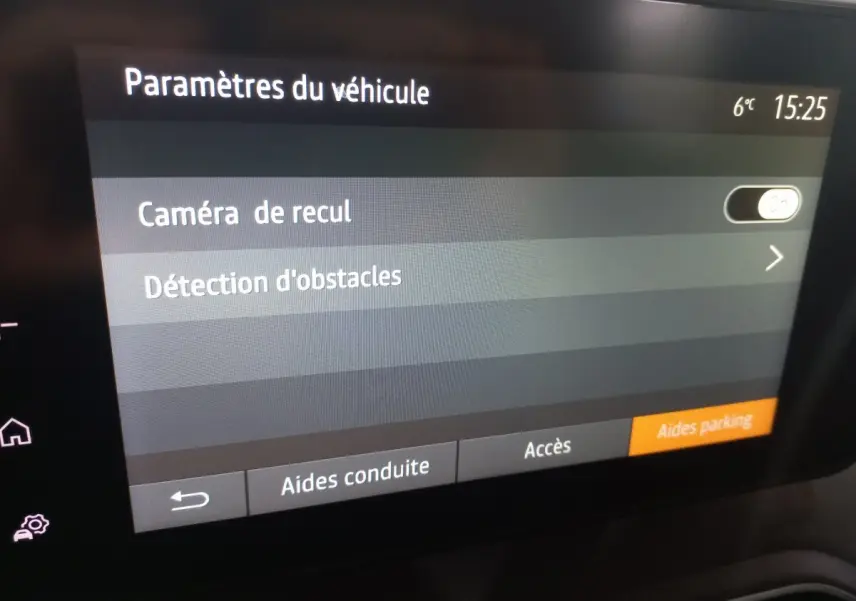 Écran tactile central de la Dacia Sandero Extreme+ 2024 affichant les paramètres caméra de recul et détection d'obstacles.
