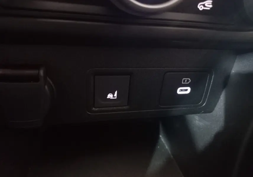 Gros plan sur les boutons de commande et port USB-C dans l'habitacle noir de la Dacia Sandero Extreme+ 2024.