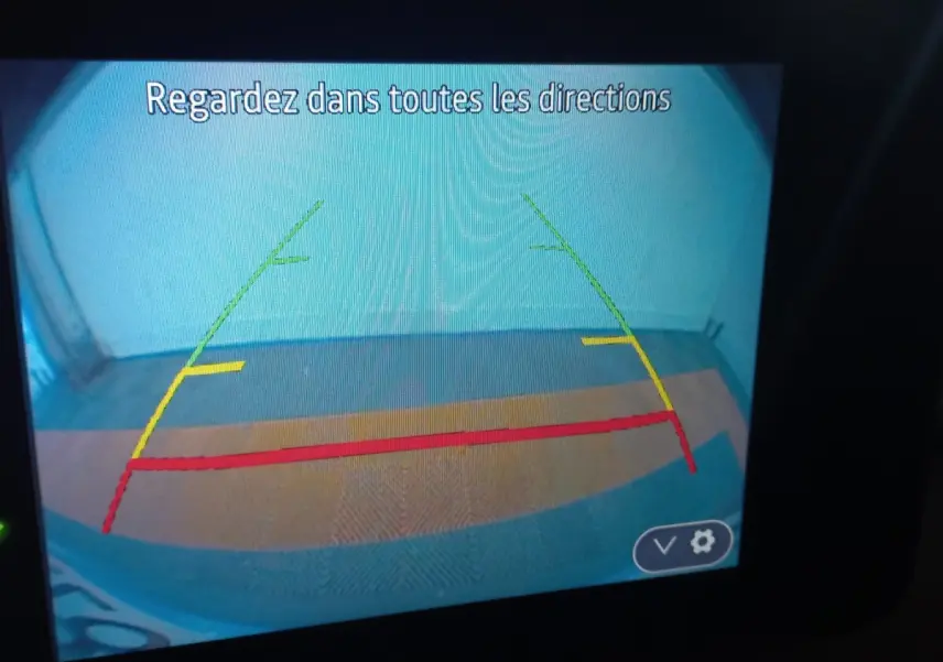 Vue caméra de recul de la Dacia Sandero Extreme+ TCe 110 2024, affichage avec lignes de guidage colorées.