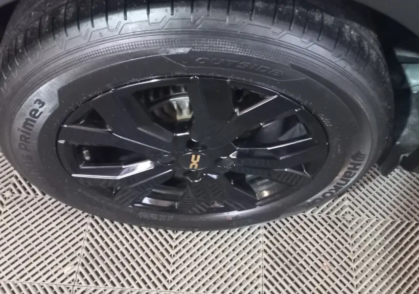 Gros plan sur la roue noire à jante alliage avec logo Extreme+ de la Dacia Sandero Extreme+ TCe 110 2024.