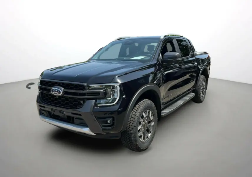 Ford Ranger 2.3 PHEV Wildtrak Plus noir agate en 3/4 avant droit, avec barres de toit et jantes spécifiques.