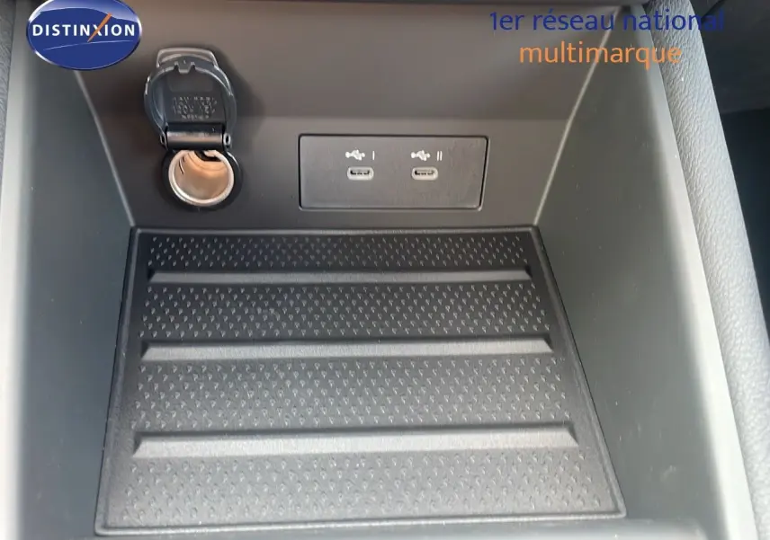 Prise allume-cigare et double port USB dans la console centrale du Renault Captur E-Tech hybride 2025.