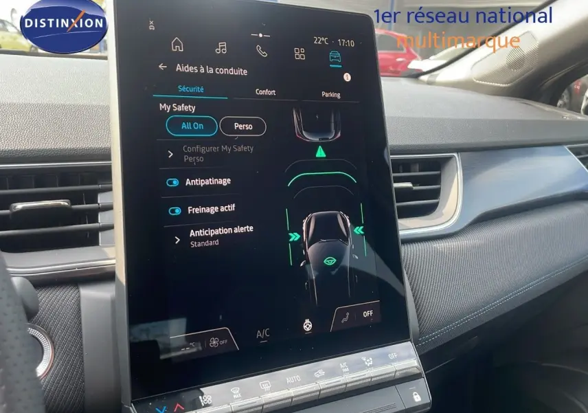 Vue intérieure du tableau de bord du Renault Captur E-Tech hybride 2025, écran tactile central affichant les aides à la conduite.