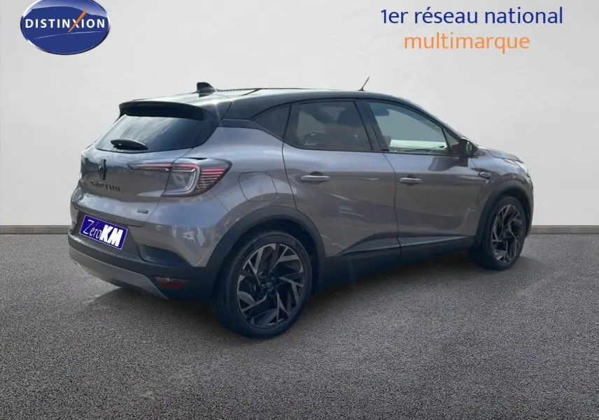 Vue 3/4 arrière droite du Renault Captur E-Tech hybride gris Cassiopée avec toit noir et jantes noires distinctives.