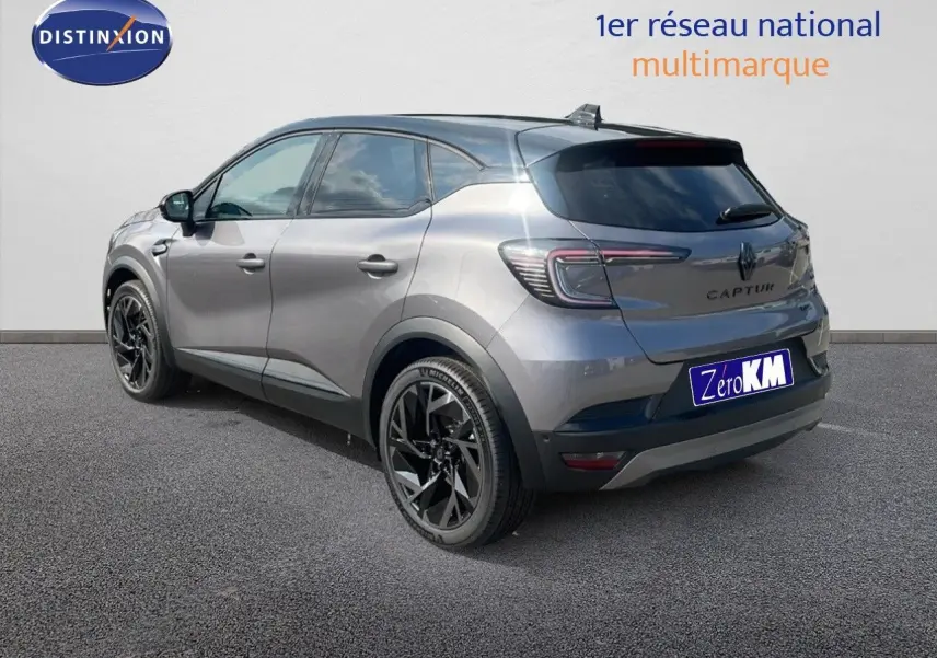Vue 3/4 arrière droite du Renault Captur gris Cassiopée métal avec toit noir et jantes noires distinctives.