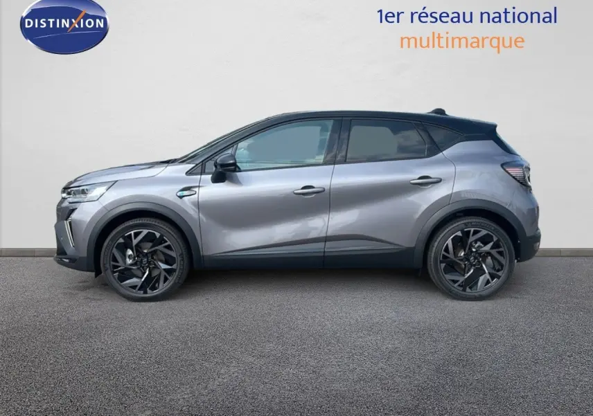 Profil côté gauche du Renault Captur E-Tech hybride 2025 gris Cassiopée avec toit noir et jantes noires distinctives.