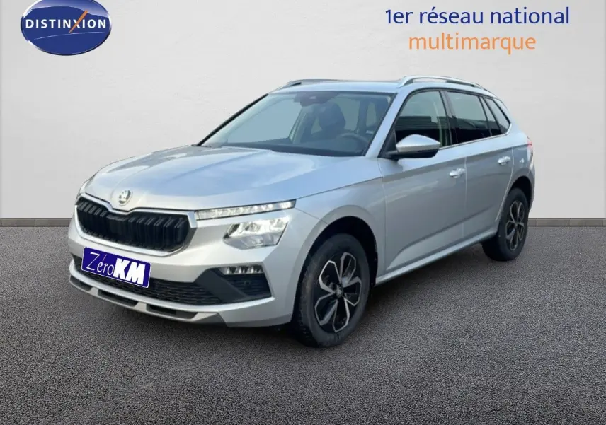 SUV Skoda Kamiq gris argent métal en 3/4 avant droit, avec jantes bi-ton et calandre noire distinctive.