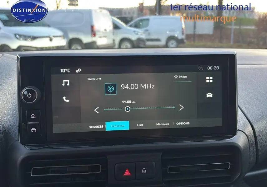 Vue intérieure centrée sur l'écran tactile multimédia du Citroën Berlingo Fourgon blanc, avec commandes et tableau de bord visibles.