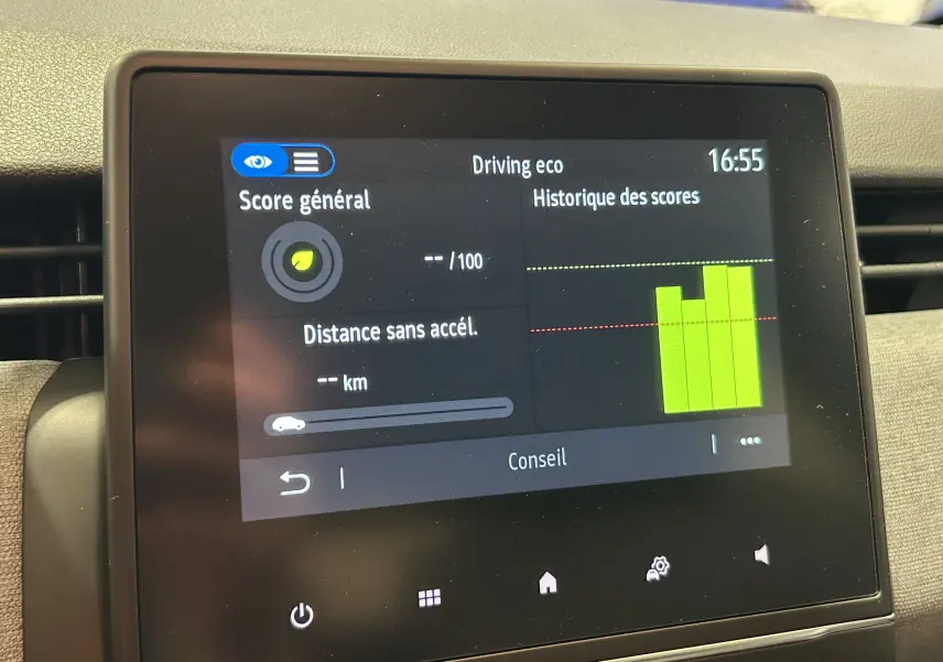 Écran tactile intérieur de la Renault Clio V blanc, affichant le score eco driving à 16h55.