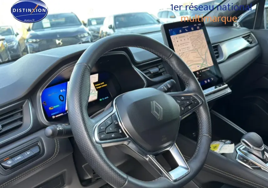 Vue intérieure centrée sur le volant cuir multifonction et l'écran tactile vertical du Renault Symbioz hybride 2025.