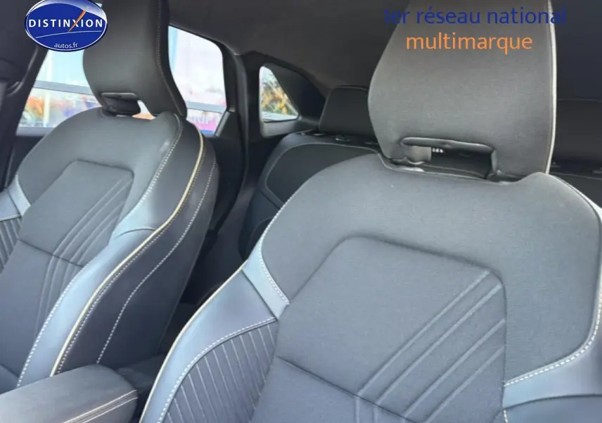 Gros plan sur les sièges avant tissu et cuir gris foncé de la Renault Symbioz 2025, finition Iconic.