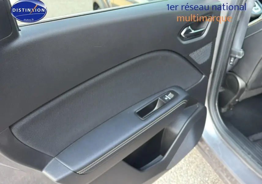 Vue rapprochée de la porte arrière droite grise du Renault Symbioz 2025, avec garniture noire et commande de vitre.