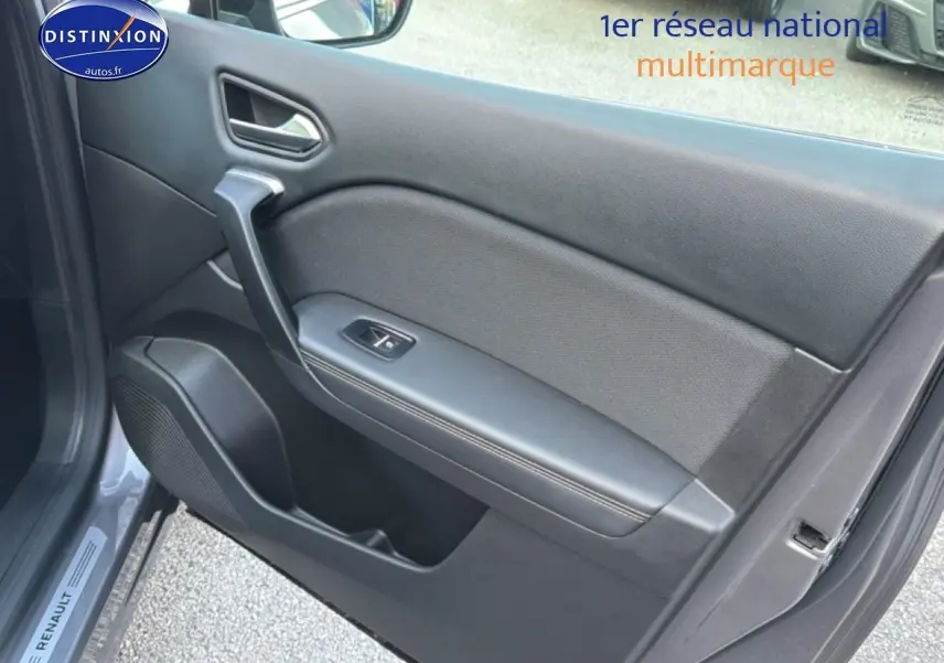 Vue rapprochée de la portière avant gauche grise du Renault Symbioz 2025 avec accoudoir et commande de vitre.