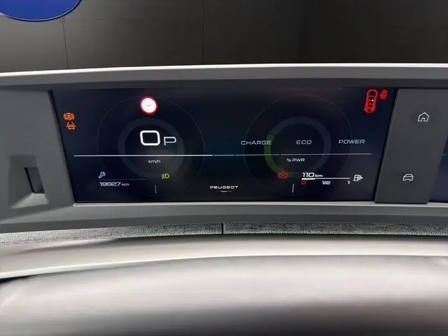 Affichage numérique du combiné instruments du Peugeot 5008 blanc, vue rapprochée du tableau de bord moderne.
