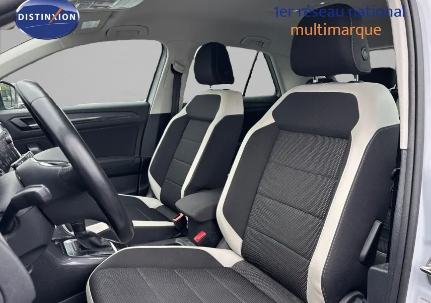 Intérieur du Volkswagen T-Roc 2021 en vue côté gauche, sièges tissu noir et blanc avec volant et console visibles.