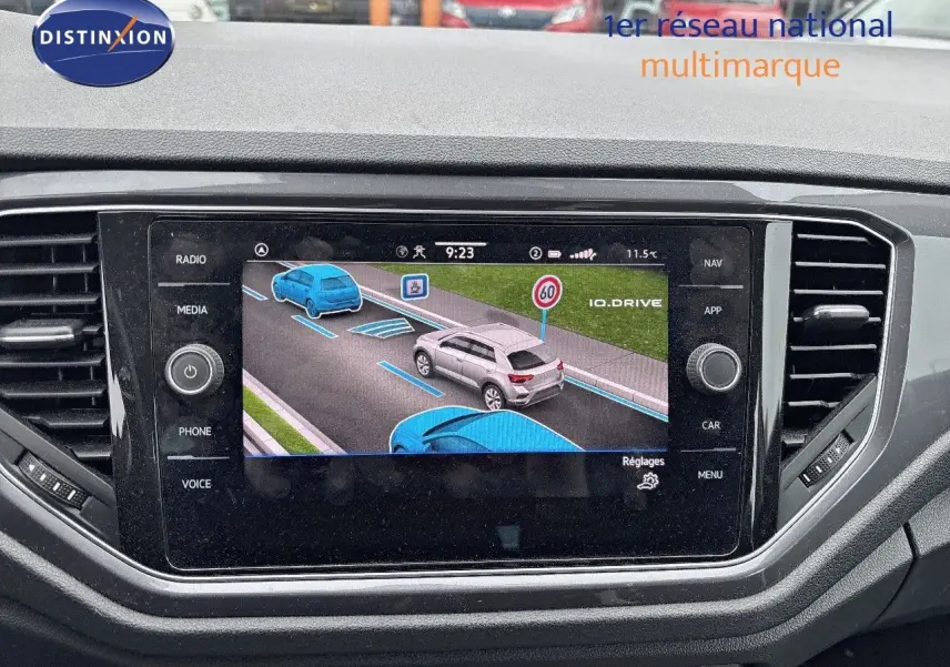 Écran central du Volkswagen T-Roc 2021 montrant l'aide à la conduite avec représentation graphique du véhicule en blanc argenté.