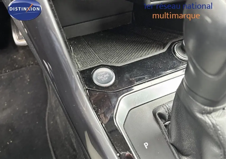 Détail de la console centrale avec bouton start/stop et levier de vitesse de la Volkswagen T-Roc blanche.