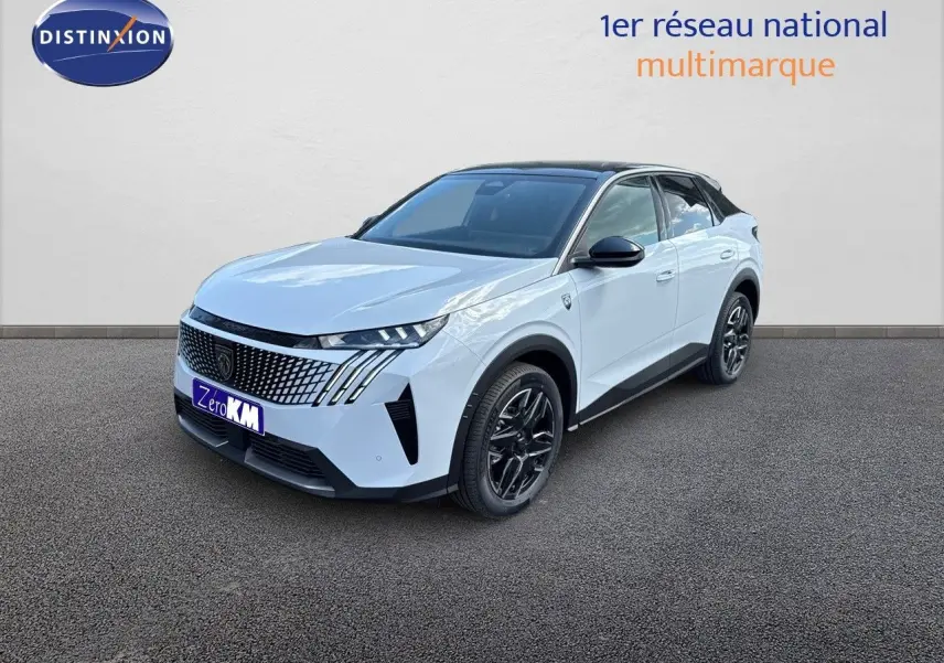 Peugeot 3008 blanc Okenite en 3/4 avant droit, toit noir et jantes alliage noires distinctives.
