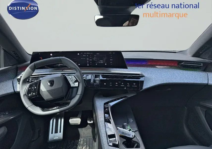 Intérieur moderne du Peugeot 3008 blanc, vue du tableau de bord et volant avec écran tactile panoramique.