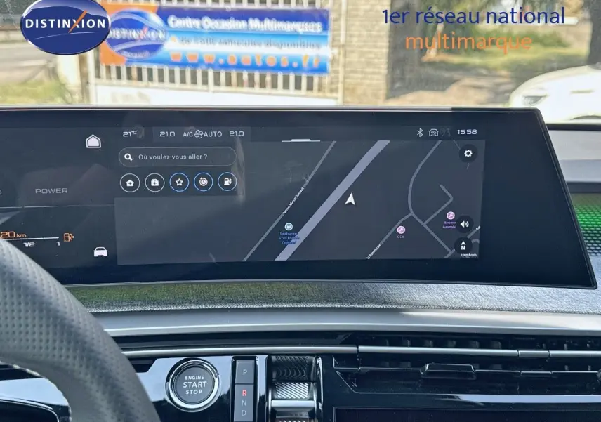 Vue intérieure du tableau de bord du Peugeot 3008 blanc Okenite 2025, avec écran tactile de navigation et bouton start/stop.