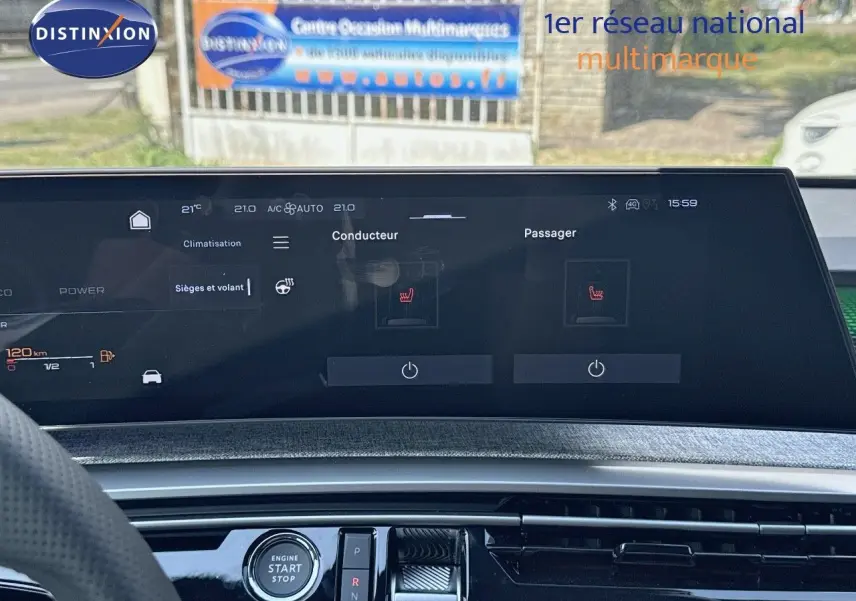 Vue intérieure du tableau de bord du Peugeot 3008 blanc Okenite 2025, écran tactile affichant climatisation et sièges chauffants.