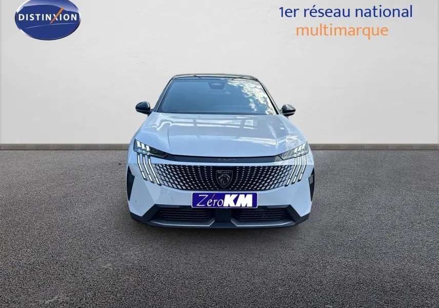 Vue frontale d'un Peugeot 3008 blanc Okenite avec calandre noire et feux LED distinctifs allumés.