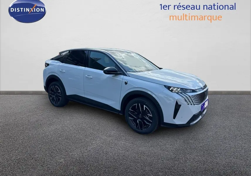 Peugeot 3008 hybride blanc Okenite en 3/4 avant droit, avec jantes noires et toit noir contrasté.