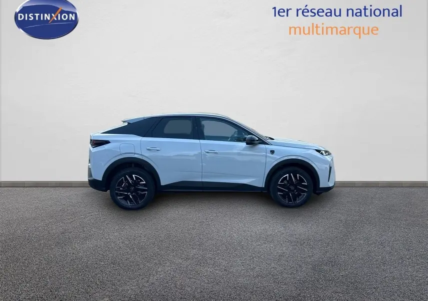 Profil côté gauche d'un Peugeot 3008 blanc okenite 2025 avec toit noir et jantes noires stylisées.