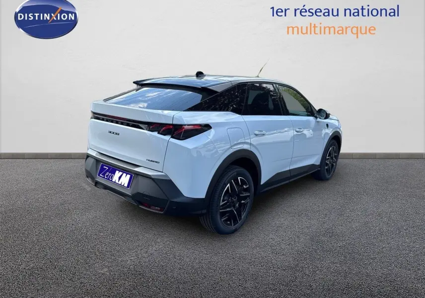 Peugeot 3008 blanc okenite en 3/4 arrière droit, soulignant son design moderne et ses jantes noires biton.