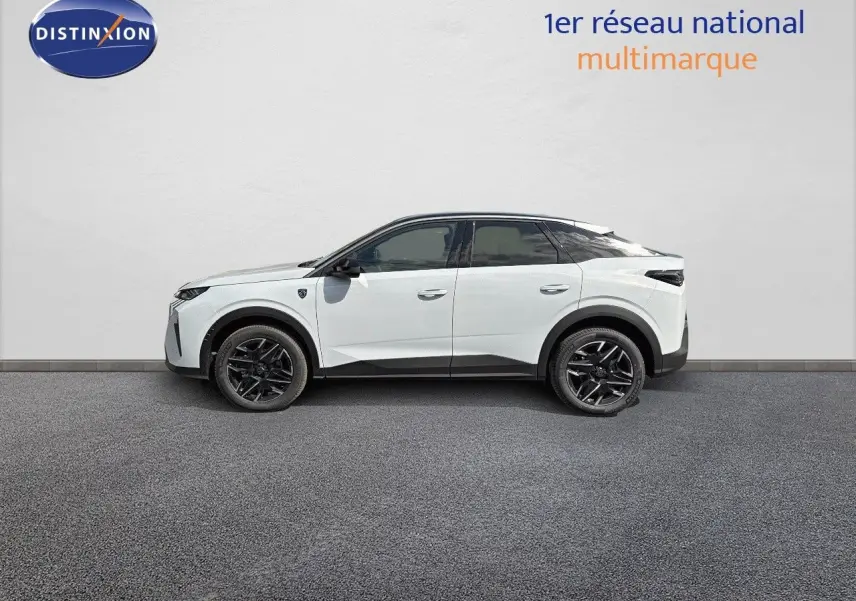 Profil latéral droit du Peugeot 3008 blanc Okenite 2025, version hybride essence avec jantes noires distinctives.