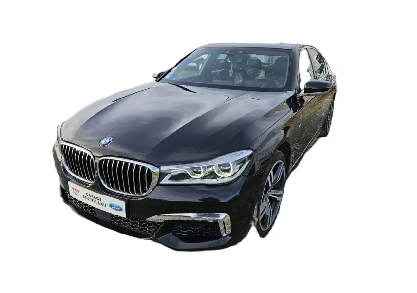 BMW Série 7 G11 noire vue en 3/4 avant droit, avec phares LED et calandre chromée distinctive M Sport.