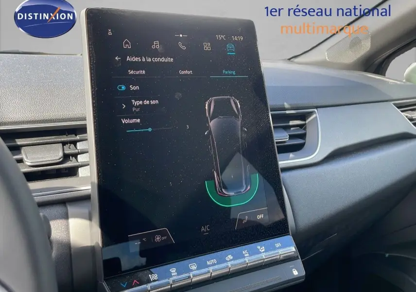 Écran tactile central affichant les aides à la conduite dans l'habitacle du Renault Captur E-Tech hybride 2025.