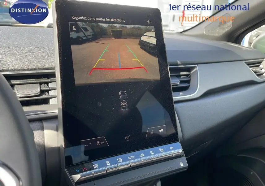 Vue intérieure du tableau de bord du Renault Captur E-Tech hybride 2025 avec écran tactile affichant la caméra de recul.