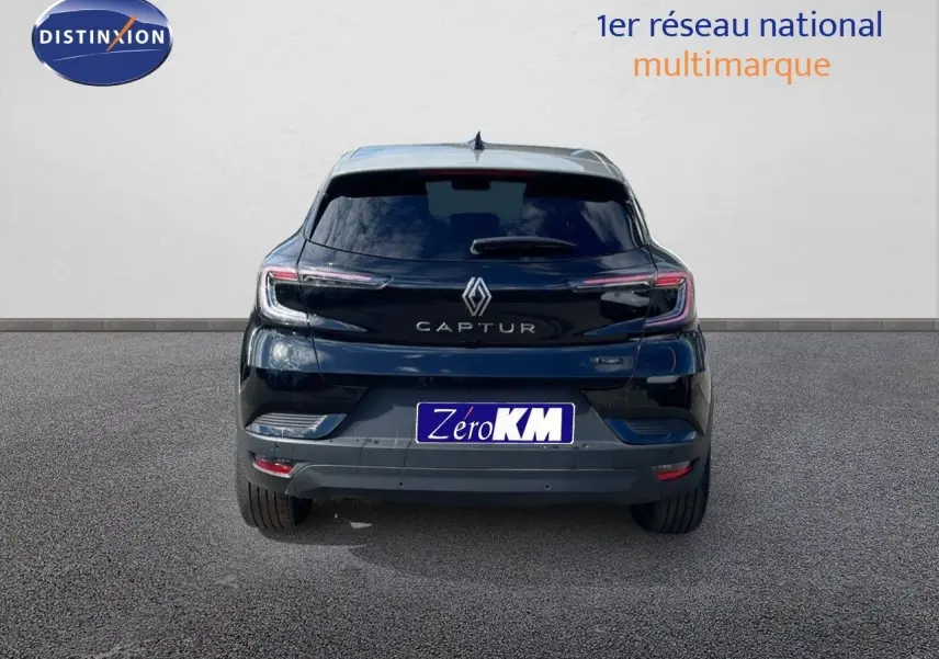 Vue arrière du Renault Captur noir étoile métal avec toit gris, mettant en valeur ses feux LED et son logo central.