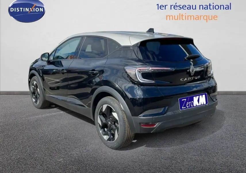Vue 3/4 arrière droite d'un Renault Captur E-Tech hybride noir étoile avec toit gris, roues 18 pouces et feux LED distinctifs.